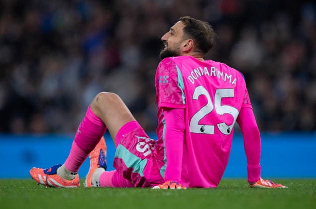 Manchester City v Leeds United - Premier League MANCHESTER, ENGLAND - NOVEMBER 29: Manchester City goalkeeper Gianluigi Donnarumma sits down with an injury during the Premier League match between Manchester City and Leeds United at Etihad Stadium on November 29, 2025 in Manchester, England. Gianluigi Donnarumma Manchester Etihad Stadium England United Kingdom Copyright: xVisionhausx 776340481