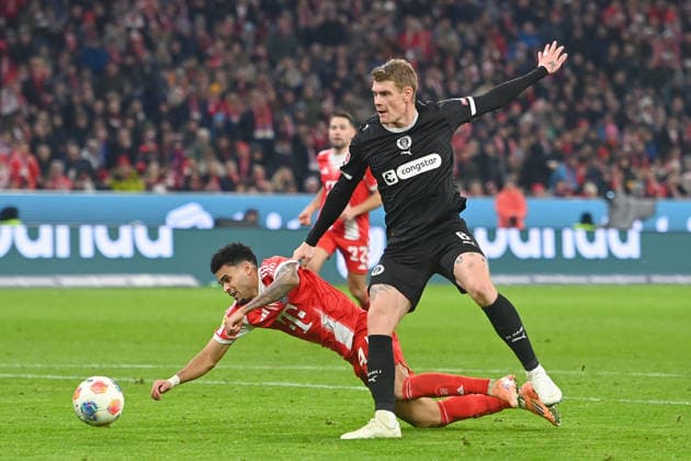 Eric SMITH (St.Pauli), Aktion,Zweikampf gegen Luis DIAZ (Bayern Muenchen), Fussball 1. Bundesliga Saison 2025 2026, 12.Spieltag, Spieltag12 FC Bayern Muenchen - FC St. Pauli 3-1 am 29.11.2025 , A L L I A N Z A R E N A.