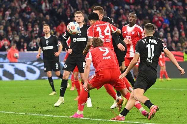 Tor Luis DIAZ (Bayern Muenchen) zum 2-1, Akton,Kopfballtor,re:Harry KANE (Bayern Muenchen), Arkadiusz PYRKA (St.Pauli),Strafraumszene Fussball 1. Bundesliga Saison 2025 2026, 12.Spieltag, Spieltag12 FC Bayern Muenchen - FC St. Pauli 3-1 am 29.11.2025 , A L L I A N Z A R E N A.