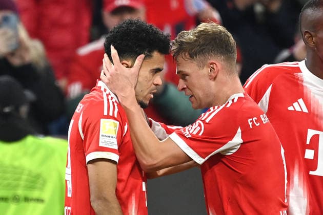 Torjubel v.li:Luis DIAZ (Bayern Muenchen) mit Joshua KIMMICH (Bayern Muenchen) nach Tor zum 2-1, Jubel,Freude,Begeisterung,Aktion. Fussball 1. Bundesliga Saison 2025 2026, 12.Spieltag, Spieltag12 FC Bayern Muenchen - FC St. Pauli 3-1 am 29.11.2025 , A L L I A N Z A R E N A. *** Goal celebration from left Luis DIAZ Bayern Muenchen with Joshua KIMMICH Bayern Muenchen after goal to 2 1, cheering,joy,enthusiasm,action Football 1 Bundesliga season 2025 2026, 12 Matchday, Matchday12 FC Bayern Muenchen FC St Pauli 3 1 on 29 11 2025 , A L L I A N Z A R E N A