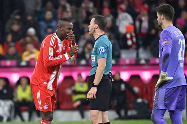 Nicolas JACKSON (Bayern Muenchen) diskutiert mit Schiedsrichter Felix ZWAYER nach Tor zum 3-1, re:Torwart Nikola VASILJ (St.Pauli). Fussball 1. Bundesliga Saison 2025 2026, 12.Spieltag, Spieltag12 FC Bayern Muenchen - FC St. Pauli 3-1 am 29.11.2025 , A L L I A N Z A R E N A.