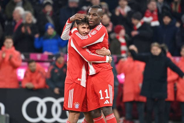 Sport Bilder des Tages Torjubel Nicolas JACKSON (Bayern Muenchen) nach Tor zum 3-1 mit Tom BISCHOF (Bayern Muenchen), Jubel,Freude,Begeisterung, Fussball 1. Bundesliga Saison 2025 2026, 12.Spieltag, Spieltag12 FC Bayern Muenchen - FC St. Pauli 3-1 am 29.11.2025 , A L L I A N Z A R E N A. *** Goal celebration Nicolas JACKSON Bayern Muenchen after scoring 3 1 with Tom BISCHOF Bayern Muenchen , Cheering,Joy,Enthusiasm, Soccer 1 Bundesliga Season 2025 2026, Matchday 12, Matchday 12 FC Bayern Muenchen FC St Pauli 3 1 on 29 11 2025 , A L L I A N Z A R E N A