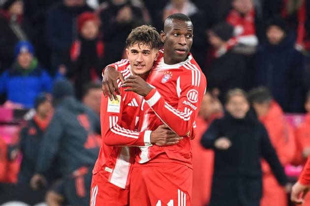 Torjubel Nicolas JACKSON (Bayern Muenchen) nach Tor zum 3-1 mit Tom BISCHOF (Bayern Muenchen), Jubel,Freude,Begeisterung, Fussball 1. Bundesliga Saison 2025 2026, 12.Spieltag, Spieltag12 FC Bayern Muenchen - FC St. Pauli 3-1 am 29.11.2025 , A L L I A N Z A R E N A.