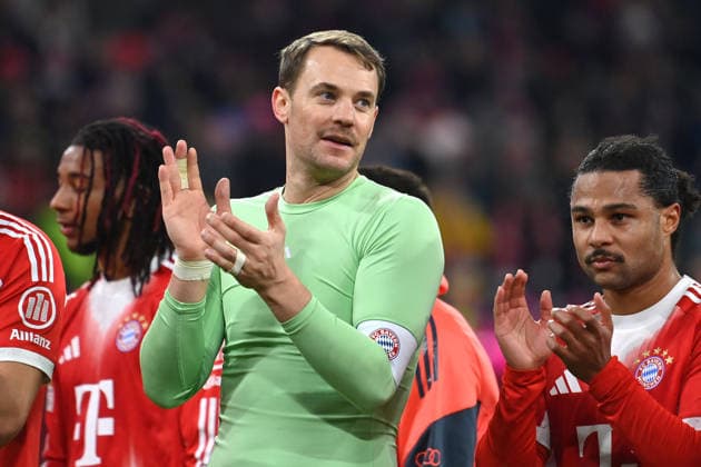 Schlussjubel Manuel NEUER (Torwart Bayern Muenchen), re:Serge GNABRY (FC Bayern Muenchen). Fussball 1. Bundesliga Saison 2025 2026, 12.Spieltag, Spieltag12 FC Bayern Muenchen - FC St. Pauli 3-1 am 29.11.2025 , A L L I A N Z A R E N A.