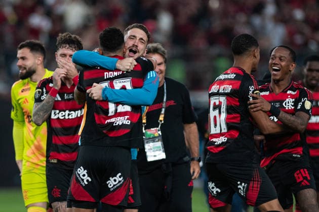 LIMA, PERU - NOVEMBER 29: Danilo of Flamengo and teammates celebrate after winning th during the Copa CONMEBOL Libertadores Final between Palmeiras and Flamengo at Monumental U Stadium, Lima, Peru.(Riquelve Nata Sports Press Photo) Copyright: xRiquelvexNata SPPx Sportspressphoto_SPR67546