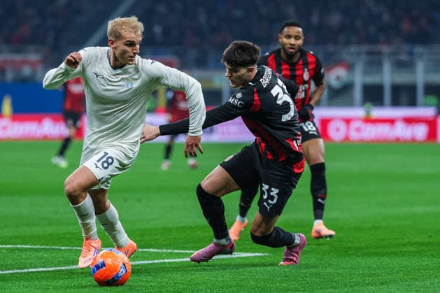 CALCIO - Serie A - AC Milan vs SS Lazio Christopher Alan Nkunku of AC Milan competes for the ball with Davide Bartesaghi of AC Milan during Serie A 2025 26 football match between AC Milan and SS Lazio at San Siro Stadium in Milan Milan Italy  Copyright: xIPAxSport ABACAx