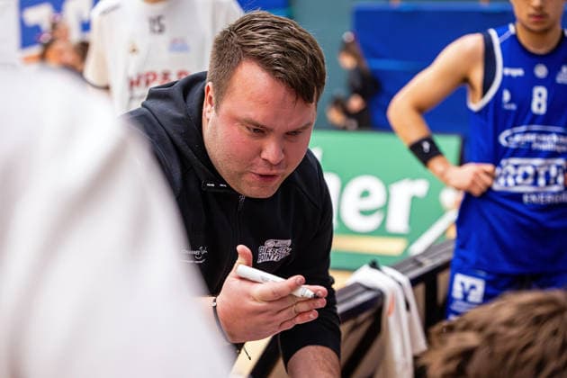 29.11.2025, xovx, Basketball 1. Regionalliga Südwest, Lich Basketball - ROTH Energie Gießen Pointers Trainer Tobias Bender (Gießen Pointers) Lich Dietrich-Bonhoeffer-Halle Hessen Deutschland (DE)