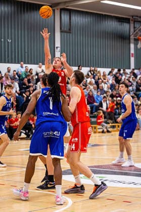 29.11.2025, xovx, Basketball 1. Regionalliga Südwest, Lich Basketball - ROTH Energie Gießen Pointers v.l. Oscar Wolter (Gießen Pointers), Ezekiel David Crawford (Gießen Pointers), Johannes Lischka (Lich Basketball), Lars Müsse (Gießen Pointers), Finn Jakob (Lich Basketball), Nejc Tevzic (Gießen Pointers) Lich Dietrich-Bonhoeffer-Halle Hessen Deutschland (DE)