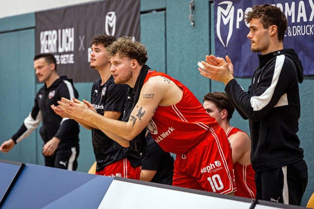 29.11.2025, xovx, Basketball 1. Regionalliga Südwest, Lich Basketball - ROTH Energie Gießen Pointers Jubel bei den Licher Spielern, von Gregor Gümbel (Lich Basketball) Lich Dietrich-Bonhoeffer-Halle Hessen Deutschland (DE)