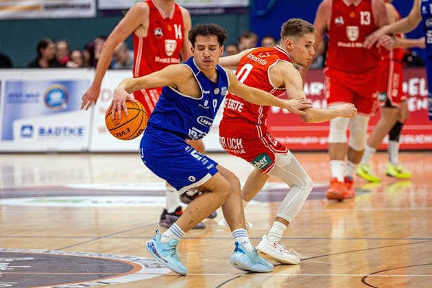 29.11.2025, xovx, Basketball 1. Regionalliga Südwest, Lich Basketball - ROTH Energie Gießen Pointers v.l. Eren Yildiz (Gießen Pointers), Carl Chromik (Lich Basketball) Lich Dietrich-Bonhoeffer-Halle Hessen Deutschland (DE)