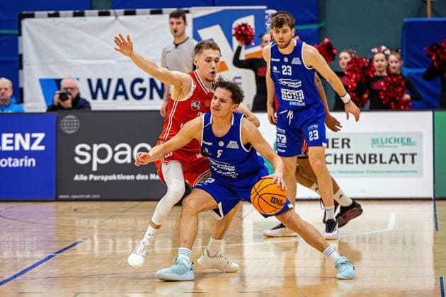 29.11.2025, xovx, Basketball 1. Regionalliga Südwest, Lich Basketball - ROTH Energie Gießen Pointers v.l. Carl Chromik (Lich Basketball), Eren Yildiz (Gießen Pointers), Oscar Wolter (Gießen Pointers) Lich Dietrich-Bonhoeffer-Halle Hessen Deutschland (DE)