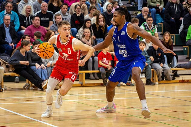 29.11.2025, xovx, Basketball 1. Regionalliga Südwest, Lich Basketball - ROTH Energie Gießen Pointers v.l. Carl Chromik (Lich Basketball), Ezekiel David Crawford (Gießen Pointers) Lich Dietrich-Bonhoeffer-Halle Hessen Deutschland (DE)