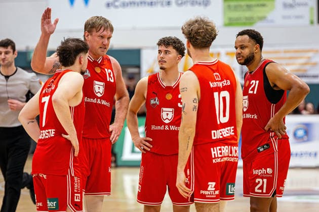 29.11.2025, xovx, Basketball 1. Regionalliga Südwest, Lich Basketball - ROTH Energie Gießen Pointers v.l. Fritz Rostek (Lich Basketball), Johannes Lischka (Lich Basketball), Hanno Kotulla (Lich Basketball), Gregor Gümbel (Lich Basketball), David Amaize (Lich Basketball) Lich Dietrich-Bonhoeffer-Halle Hessen Deutschland (DE)