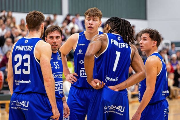 29.11.2025, xovx, Basketball 1. Regionalliga Südwest, Lich Basketball - ROTH Energie Gießen Pointers v.l. Oscar Wolter (Gießen Pointers), Matej Kljaic (Gießen Pointers), Kai Müsse (Gießen Pointers), Ezekiel David Crawford (Gießen Pointers)m Eren Yildiz (Gießen Pointers) Lich Dietrich-Bonhoeffer-Halle Hessen Deutschland (DE)