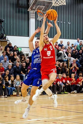 29.11.2025, xovx, Basketball 1. Regionalliga Südwest, Lich Basketball - ROTH Energie Gießen Pointers v.l. Nejc Tevzic (Gießen Pointers), Carl Chromik (Lich Basketball) Lich Dietrich-Bonhoeffer-Halle Hessen Deutschland (DE)