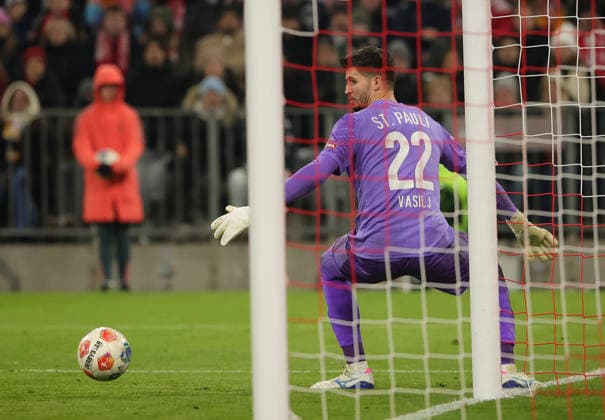 29.11.2025,1. Bundesliga, FC Bayern Muenchen vs St Pauli, Allianz Arena Muenchen, Fussball, im Bild: Nikola Vasilj (St Pauli)