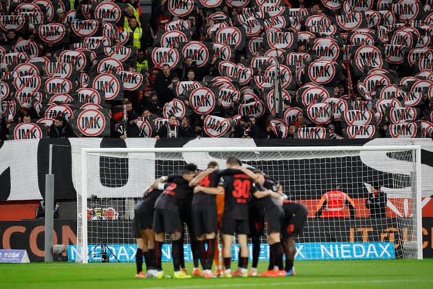 Leverkusen, Deutschland, 1. Fussball Bundesliga 12.Spieltag Saison 2025 26 Bayer 04 Leverkusen : Borussia Dortmund 1:2 am 29. 11. 2025 in der Bay Arena in Leverkusen Die Fans in der Norkurve zeigen ihren Protest gegen die Vorgaben der Innenministerkoferenz bezüglich der Maßnahmen gegen organisierte Fussballfans