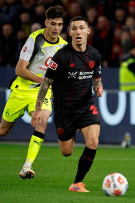 Leverkusen, Deutschland, 1. Fussball Bundesliga 12.Spieltag Saison 2025 26 Bayer 04 Leverkusen : Borussia Dortmund 1:2 am 29. 11. 2025 in der Bay Arena in Leverkusen Aaron ANSELMINO (BVB) li.- und Alejandro GRIMALDO (LEV) re.-