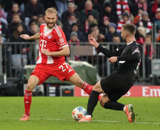29.11.2025,1. Bundesliga, FC Bayern Muenchen vs St Pauli, Allianz Arena Muenchen, Fussball, im Bild: Konrad Laimer (FC Bayern Muenchen) vs Karol Mets (St Pauli)