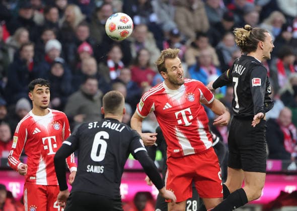 29.11.2025,1. Bundesliga, FC Bayern Muenchen vs St Pauli, Allianz Arena Muenchen, Fussball, im Bild: Aleksandar Pavlovic (FC Bayern Muenchen), James Sands (St Pauli), Harry Kane (FC Bayern Muenchen) vs Jackson Irvine (St Pauli)