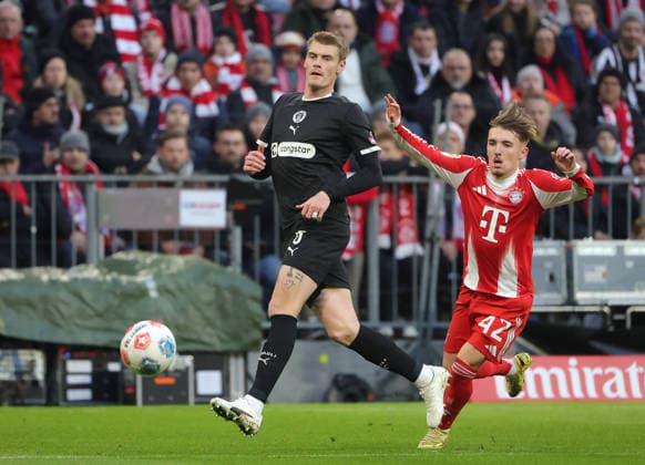 29.11.2025,1. Bundesliga, FC Bayern Muenchen vs St Pauli, Allianz Arena Muenchen, Fussball, im Bild: Hauke Wahl (St Pauli) vs Lennart Karl (FC Bayern Muenchen)
