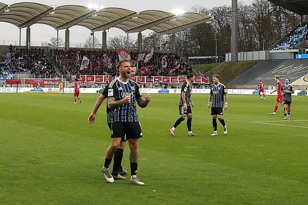 29.11.2025, xrekx, Fussball 3.Liga, 1.FC Saarbruecken - Rot-Weiss Essen v.l. Torjubel nach dem Tor zum celebrating the goal celebrate 1:0 durch Patrick Schmidt (1.FC Saarbruecken) (DFL DFB REGULATIONS PROHIBIT ANY USE OF PHOTOGRAPHS as IMAGE SEQUENCES and or QUASI-VIDEO) Saarbruecken