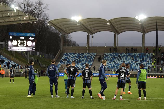 29.11.2025, xrekx, Fussball 3.Liga, 1.FC Saarbruecken - Rot-Weiss Essen v.l. Anzeigetafel, Videowall, Scoreboard, Info, Werbung Auslaufen Kai Brünker Bruenker (1.FC Saarbruecken) (DFL DFB REGULATIONS PROHIBIT ANY USE OF PHOTOGRAPHS as IMAGE SEQUENCES and or QUASI-VIDEO) Saarbruecken