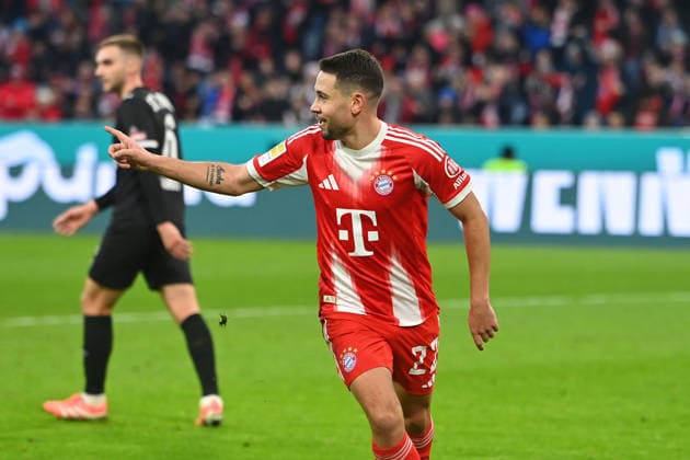 Torjubel Raphael GUERREIRO (Bayern Muenchen) nach Tor zum 1-1,Jubel,Freude,Begeisterung,Aktion. Fussball 1. Bundesliga Saison 2025 2026, 12.Spieltag, Spieltag12 FC Bayern Muenchen - FC St. Pauli 3-1 am 29.11.2025 , A L L I A N Z A R E N A.