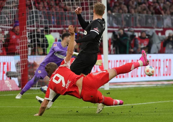 29.11.2025,1. Bundesliga, FC Bayern Muenchen vs St Pauli, Allianz Arena Muenchen, Fussball, im Bild: Harry Kane (FC Bayern Muenchen) vs Eric Smith (St Pauli), Nikola Vasilj (St Pauli)