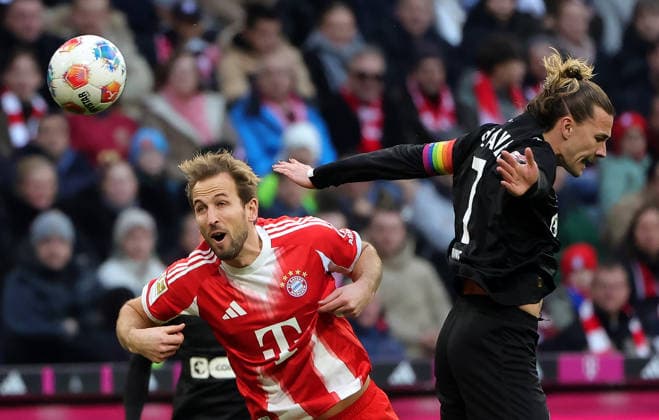 29.11.2025,1. Bundesliga, FC Bayern Muenchen vs St Pauli, Allianz Arena Muenchen, Fussball, im Bild: Harry Kane (FC Bayern Muenchen) vs Jackson Irvine (St Pauli)