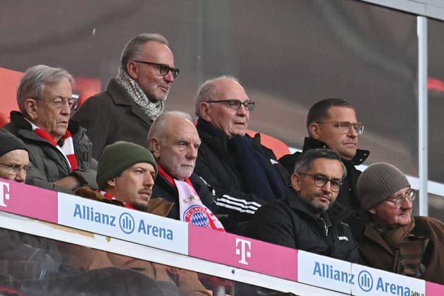 VIP Tribue:hi:v.li:Karl Heinz RUMMENIGGE, (ehemaliger Vorstandsvorsitzender). Uli HOENESS (Höness,Ehrenpraesident Bayern Muenchen),Max EBERL (Sportvorstand FC Bayern Muenchen), Mitte links:Heinrich von PIERER, Fussball 1. Bundesliga Saison 2025 2026, 12.Spieltag, Spieltag12 FC Bayern Muenchen - FC St. Pauli 3-1 am 29.11.2025 , A L L I A N Z A R E N A.