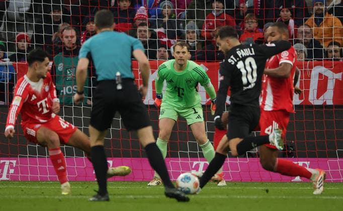 29.11.2025,1. Bundesliga, FC Bayern Muenchen vs St Pauli, Allianz Arena Muenchen, Fussball, im Bild: Aleksandar Pavlovic (FC Bayern Muenchen), Manuel Neuer (FC Bayern Muenchen), Daniel Sinani (St Pauli) und Jonathan Tah (FC Bayern Muenchen)