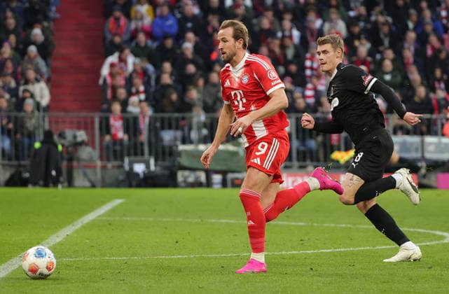 29.11.2025,1. Bundesliga, FC Bayern Muenchen vs St Pauli, Allianz Arena Muenchen, Fussball, im Bild: Harry Kane (FC Bayern Muenchen) vorbei an Eric Smith (St Pauli)
