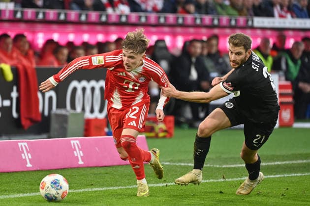 Lennart KARL (Bayern Muenchen), Aktion,Zweikampf gegen Lars RITZKA (St.Pauli). Fussball 1. Bundesliga Saison 2025 2026, 12.Spieltag, Spieltag12 FC Bayern Muenchen - FC St. Pauli 3-1 am 29.11.2025 , A L L I A N Z A R E N A.