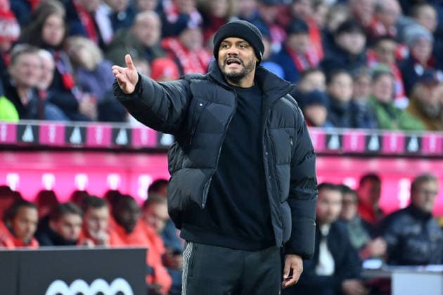 Trainer Vincent KOMPANY (Bayern Muenchen), Gestik,gibt Anweisungen, Einzelbild,angeschnittenes Einzelmotiv,Halbfigur,halbe Figur. Fussball 1. Bundesliga Saison 2025 2026, 12.Spieltag, Spieltag12 FC Bayern Muenchen - FC St. Pauli 3-1 am 29.11.2025 , A L L I A N Z A R E N A.