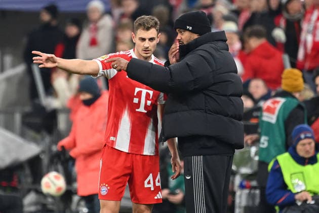 Trainer Vincent KOMPANY (Bayern Muenchen) mit Josip STANISIC (Bayern Muenchen), Gestik,gibt Anweisungen. Fussball 1. Bundesliga Saison 2025 2026, 12.Spieltag, Spieltag12 FC Bayern Muenchen - FC St. Pauli 3-1 am 29.11.2025 , A L L I A N Z A R E N A.
