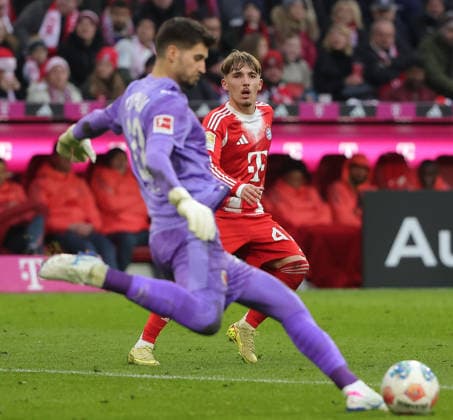29.11.2025,1. Bundesliga, FC Bayern Muenchen vs St Pauli, Allianz Arena Muenchen, Fussball, im Bild: Nikola Vasilj (St Pauli) vs Lennart Karl (FC Bayern Muenchen)