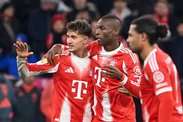 Torjubel Nicolas JACKSON (Bayern Muenchen) nach Tor zum 3-1 mit li:Tom BISCHOF (Bayern Muenchen), Jubel,Freude,Begeisterung, Fussball 1. Bundesliga Saison 2025 2026, 12.Spieltag, Spieltag12 FC Bayern Muenchen - FC St. Pauli « 3-1 am 29.11.2025 , A L L I A N Z A R E N A.