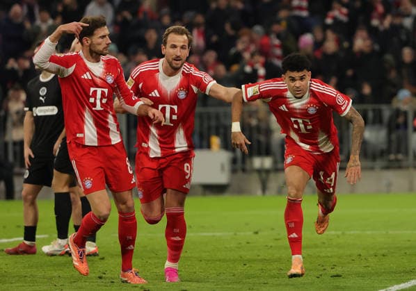29.11.2025,1. Bundesliga, FC Bayern Muenchen vs St Pauli, Allianz Arena Muenchen, Fussball, im Bild: Leon Goretzka (FC Bayern Muenchen), Harry Kane (FC Bayern Muenchen) und Luis Diaz (FC Bayern Muenchen) jubeln zum 2:1