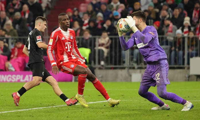 29.11.2025,1. Bundesliga, FC Bayern Muenchen vs St Pauli, Allianz Arena Muenchen, Fussball, im Bild: Arkadiusz Pyrka (St Pauli), Nicolas Jackson (FC Bayern Muenchen) und Nikola Vasilj (St Pauli)