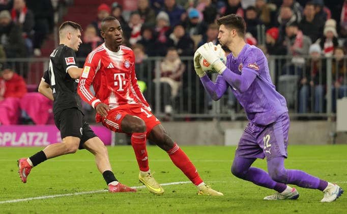 29.11.2025,1. Bundesliga, FC Bayern Muenchen vs St Pauli, Allianz Arena Muenchen, Fussball, im Bild: Arkadiusz Pyrka (St Pauli), Nicolas Jackson (FC Bayern Muenchen) und Nikola Vasilj (St Pauli)