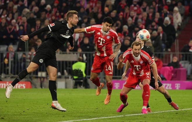 29.11.2025,1. Bundesliga, FC Bayern Muenchen vs St Pauli, Allianz Arena Muenchen, Fussball, im Bild: Hauke Wahl (St Pauli), 2:1 Tor von Luis Diaz (FC Bayern Muenchen), Harry Kane (FC Bayern Muenchen) undArkadiusz Pyrka (St Pauli)