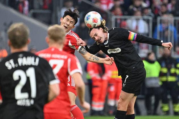 Jackson IRVINE (St.Pauli), Aktion,Zweikampf gegen Minjae KIM (FC Bayern Muenchen). Fussball 1. Bundesliga Saison 2025 2026, 12.Spieltag, Spieltag12 FC Bayern Muenchen - FC St. Pauli 3-1 am 29.11.2025 , A L L I A N Z A R E N A.