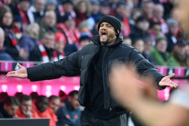 Trainer Vincent KOMPANY (Bayern Muenchen), Wut,Aerger,Gestik, Einzelbild,angeschnittenes Einzelmotiv, Halbfigur,halbe Figur. Fussball 1. Bundesliga Saison 2025 2026, 12.Spieltag, Spieltag12 FC Bayern Muenchen - FC St. Pauli 3-1 am 29.11.2025 , A L L I A N Z A R E N A.