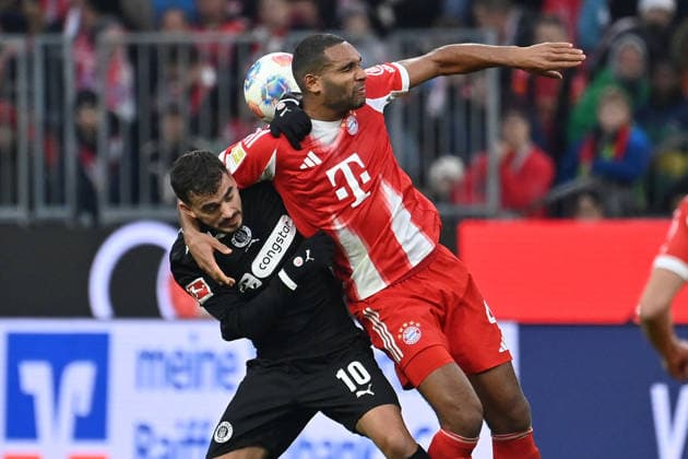 Jonathan TAH (Bayern Muenchen), Aktion,Zweikampf gegen Daniel SINANI (St.Pauli), Fussball 1. Bundesliga Saison 2025 2026, 12.Spieltag, Spieltag12 FC Bayern Muenchen - FC St. Pauli 3-1 am 29.11.2025 , A L L I A N Z A R E N A.