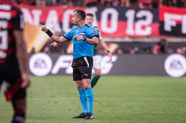 Palmeiras v Flamengo: Final Copa CONMEBOL Libertadores 2025 LIMA,PERU - NOVEMBER 29: Referee Dario Herrera gestures during the Final Copa CONMEBOL Libertadores 2025 match between Palmeiras and Flamengo at Monumental U Stadium on November 29, 2025, in Lima,Peru. (Photo by Guilherme Veiga PxImages) Sao Paulo Monumental U Stadium Lima Peru Copyright: xGuilhermexVeigax