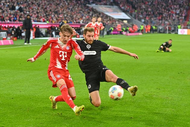 Lennart KARL (Bayern Muenchen), Aktion,Zweikampf gegen Lars RITZKA (St.Pauli) Fussball 1. Bundesliga Saison 2025 2026, 12.Spieltag, Spieltag12 FC Bayern Muenchen - FC St. Pauli 3-1 am 29.11.2025 , A L L I A N Z A R E N A.