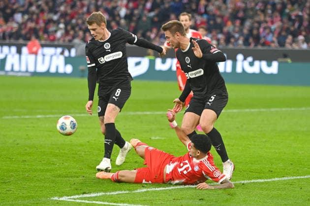 Luis DIAZ (Bayern Muenchen), Aktion,Zweikampf gegen Hauke WAHL (St.Pauli),li:Eric SMITH (St.Pauli),Strafraumszene. Fussball 1. Bundesliga Saison 2025 2026, 12.Spieltag, Spieltag12 FC Bayern Muenchen - FC St. Pauli 3-1 am 29.11.2025 , A L L I A N Z A R E N A.