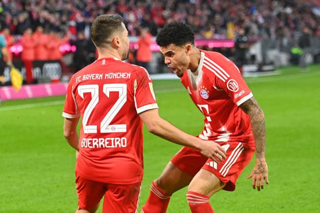 Torjubel Luis DIAZ (Bayern Muenchen) mit Raphael GUERREIRO (Bayern Muenchen,li), Jubel,Freude,Begeisterung,Aktion. Fussball 1. Bundesliga Saison 2025 2026, 12.Spieltag, Spieltag12 FC Bayern Muenchen - FC St. Pauli 3-1 am 29.11.2025 , A L L I A N Z A R E N A.