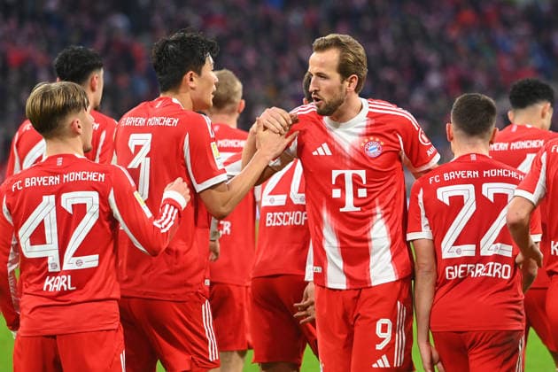 kollektiver Torjubel M mit v.li:Lennart KARL (Bayern Muenchen),Minjae KIM (FC Bayern Muenchen), Harry KANE (Bayern Muenchen), Raphael GUERREIRO (Bayern Muenchen), Jubel,Freude,Begeisterung,Aktion. Fussball 1. Bundesliga Saison 2025 2026, 12.Spieltag, Spieltag12 FC Bayern Muenchen - FC St. Pauli 3-1 am 29.11.2025 , A L L I A N Z A R E N A.